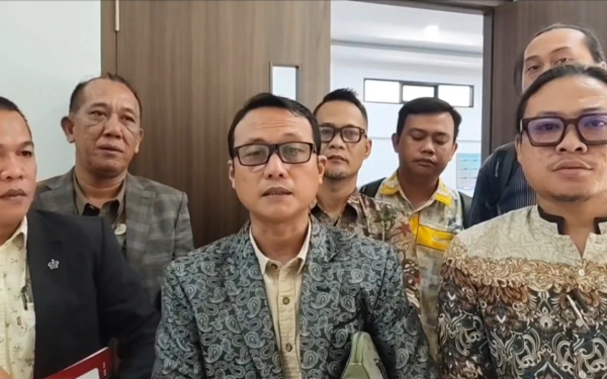 Foto Kuasa hukum Wakil Bupati PALI, Iwan Tuaji,  Tabrani, S.H. di Pengadilan Negeri Palembang, Jumat 7 Juni 2026. (Foto : Yola/Ketik.com)