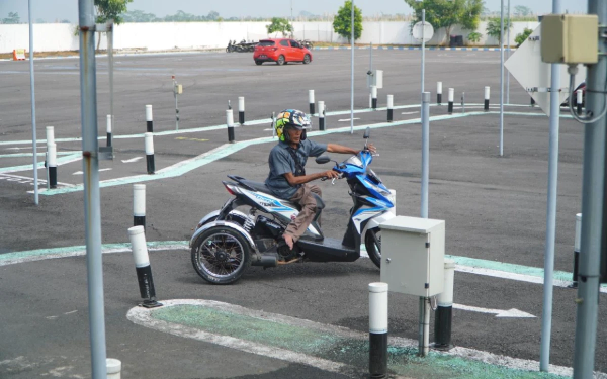 Thumbnail Berita - Momen Harkitnas 2026, 11 Difabel Kabupaten Malang Dapat SIM D Gratis