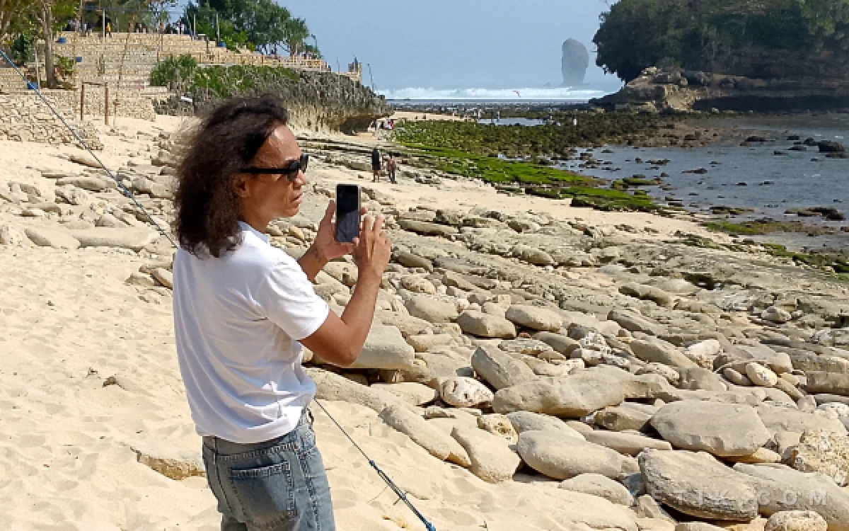 Thumbnail Berita - Kaka Slank Terpukau Pantai Tanjung Penyu Kabupaten Malang, Spontan Keluarkan Ponsel dan Abadikan Keindahannya! ‎