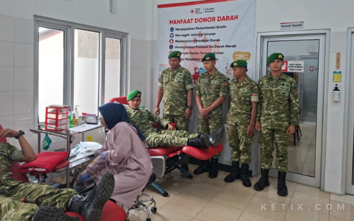 Thumbnail Berita - Sambut HUT Ke-81 RI, Prajurit Yonif TP 444/Satria Setyonegoro Gelar Aksi Donor Darah di PMI Wonosobo