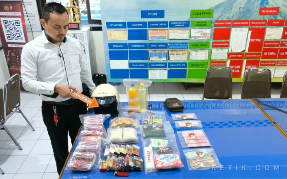 Thumbnail Berita - Polres Malang Bongkar Kasus Peredaran Uang Palsu, 2 Perempuan Diamankan Usai Belanja Kerupuk di Dampit