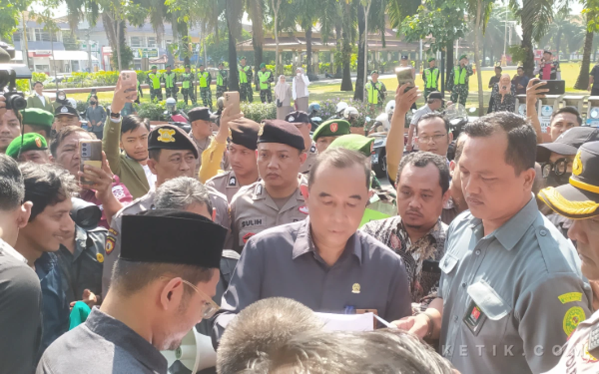 Foto Pihak PN Kota Madiun membacakan berita acara eksekusi dihadapan kuasa hukum PCNU Kota Madiun dan perwakilan Yayasan Dewi Masyitoh. (Foto: Angga/Ketik).