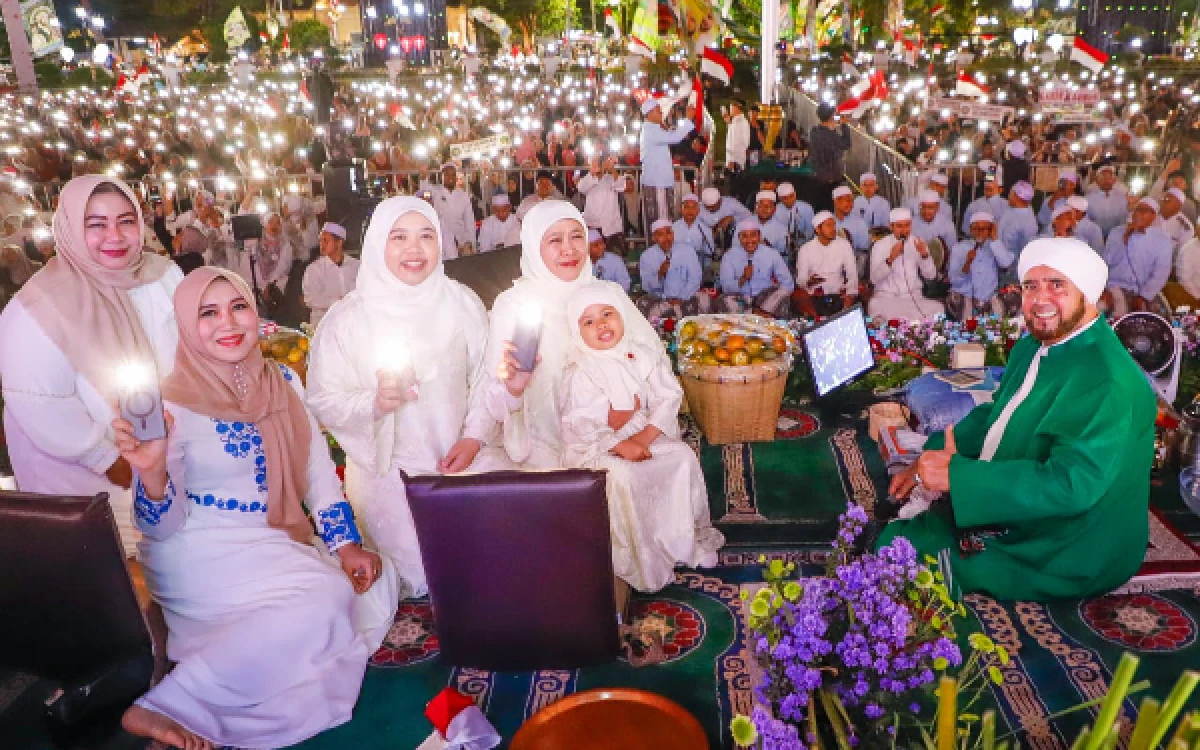 Thumbnail Berita - Sholawat dan Dzikir Bareng Habib Syech Sambut HUT ke-81 RI, Gubernur Khofifah Ajak Doakan Sekaligus Ikhtiar Jaga Indonesia