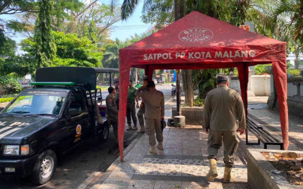 Thumbnail Berita - Kerap Jadi Lokasi Jualan PKL dan Parkir Liar, Satpol PP Dirikan Pos Pantau di Jalan Veteran Kota Malang