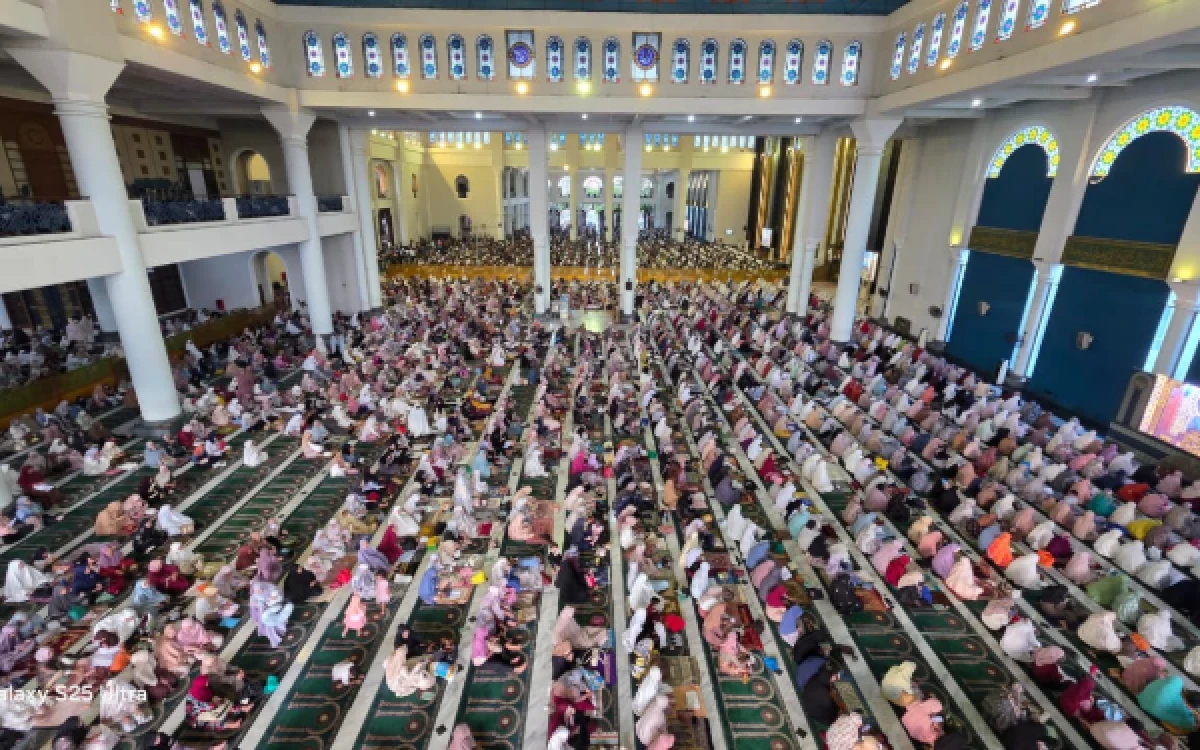 Thumbnail Berita - Ketua MUI Jatim Abdul Halim Soebahar Pimpin Khutbah Iduladha di Masjid Al Akbar, Tekankan Keteladanan Nabi Ibrahim