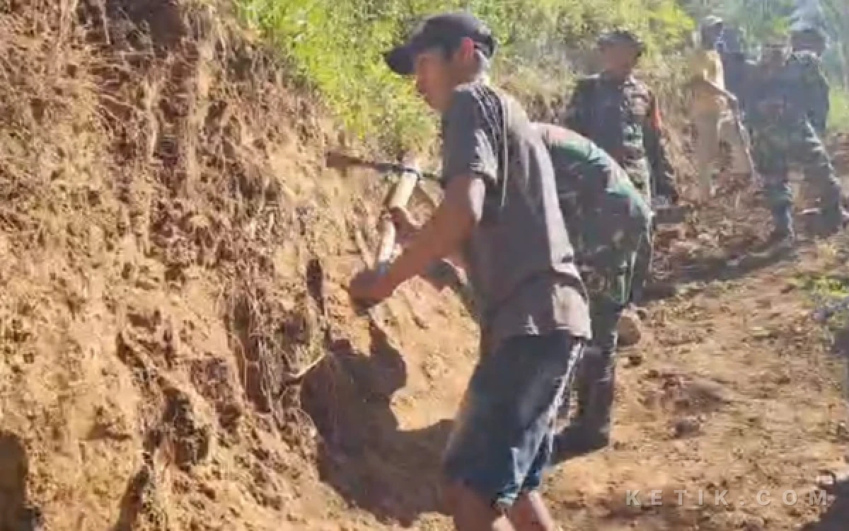 Thumbnail Berita - Untuk Akses Pertanian, TNI dan Warga Lebarkan Jalan di Dusun Mindi Situbondo