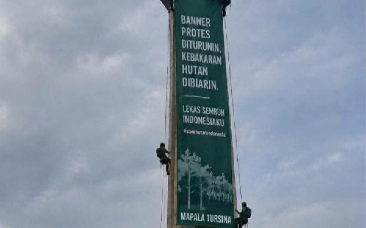 Thumbnail Berita - Viral Gambar Banner Protes di Tower Kampus, Humas UIN Pastikan Buatan AI