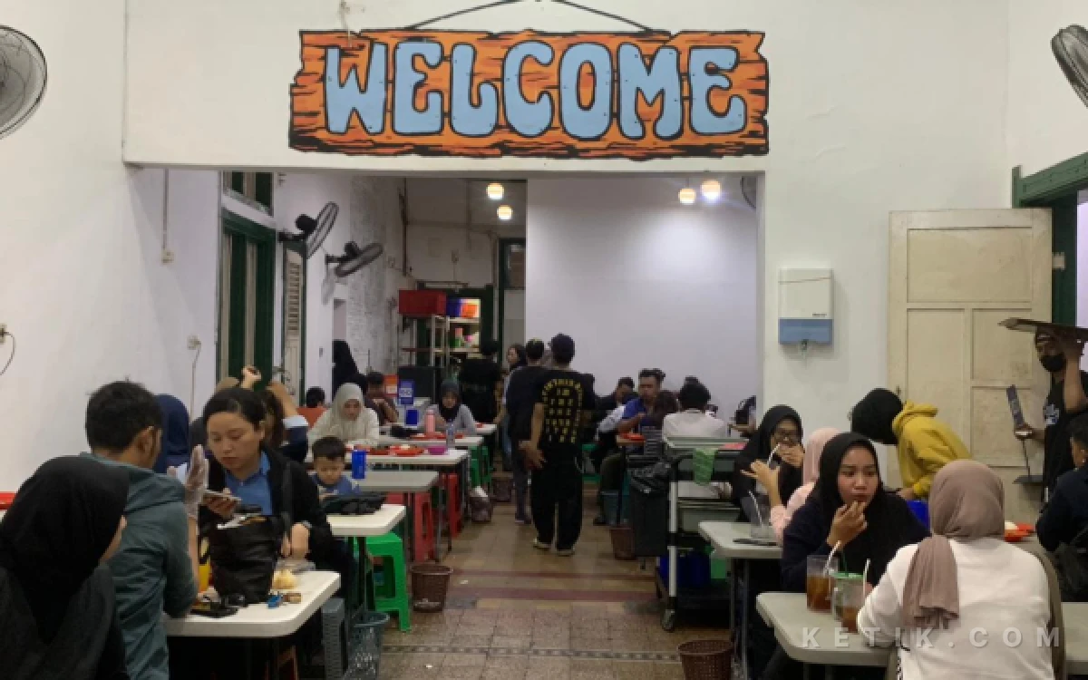 Foto Suasana pengunjung saat menikmati aneka hidangan pedas di Cocote Tonggo pada Selasa, 18 Agustus 2026. (Putri Nabilla Setiyanti/ketik.com)