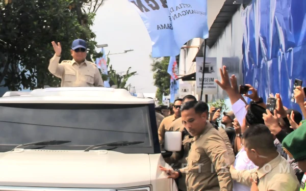 Thumbnail Berita - [FOTO] Naik Maung, Presiden Prabowo Disambut Warga dan Buruh di Nganjuk