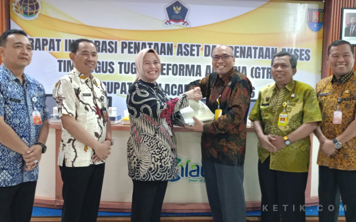 Thumbnail Berita - Beri Kepastian Hukum, BPN Cilacap Serahkan 135 Sertipikat Kepada Pemkab Cilacap