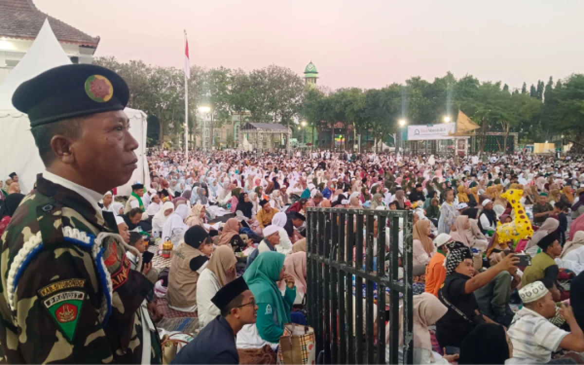 Thumbnail Berita - Bumi Salawat Nariyah Situbondo Dibanjiri Lautan Jemaah Haul Masyayikh