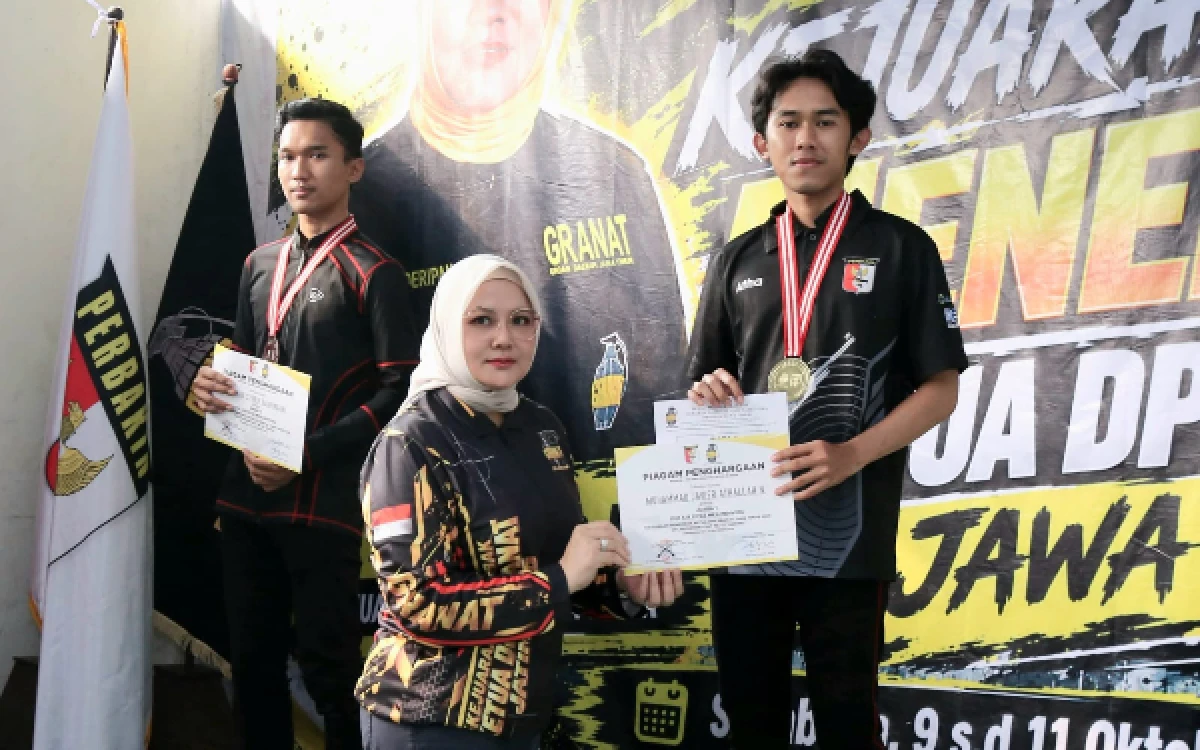 Foto Dua atlet peraih juara berfoto bersama perwakilan DPD GRANAT Jawa Timur usai menerima piagam penghargaan dalam Kejuaraan Menembak Ketua DPD GRANAT Jawa Timur 2026.(Foto: DPD GRANAT Jatim)