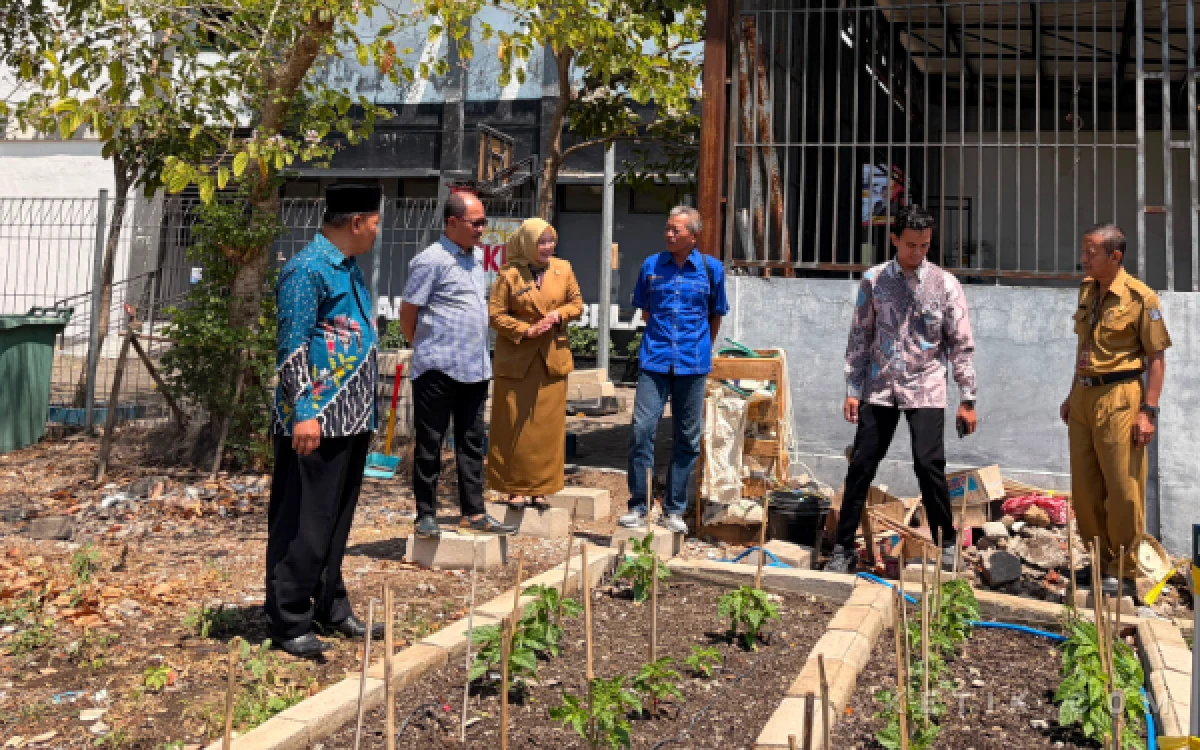 Foto Asesor didampingi Kepala Sekolah dan Gurusaat meninjau lahan untuk praktek budidaya tanaman produktif para siswa yang ada di samping sekolah. (Foto : SKB for ketik.com)