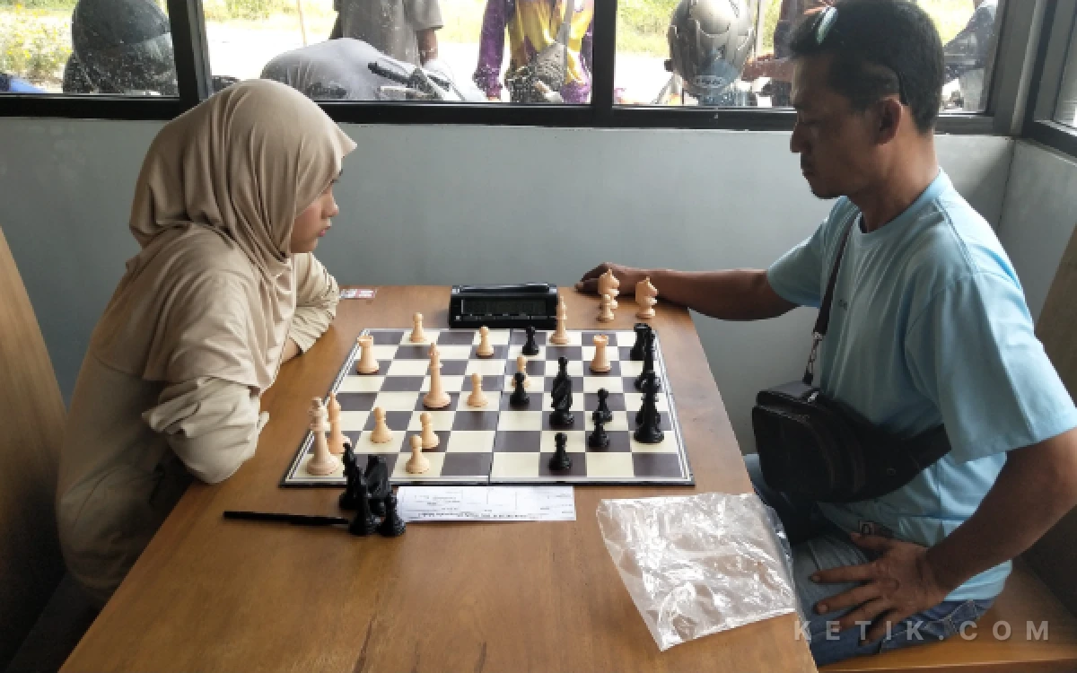Foto Catur tidak hanya didominasi laki laki, aalah satu pecatur wanita yang lolos ke babak semi final. (Foto : Sutejo Rc/ketik.com)