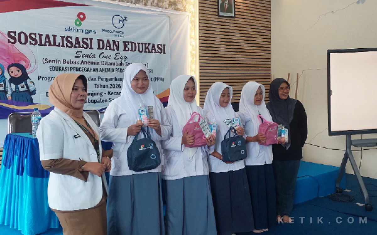 Foto Pemberian Souvenir, Susu dan Telur serta Tablet Tambah Darah kepada siswi Yayasan Al-Furqon secara simbolis (Foto: Mat Jusi/Ketik.com)