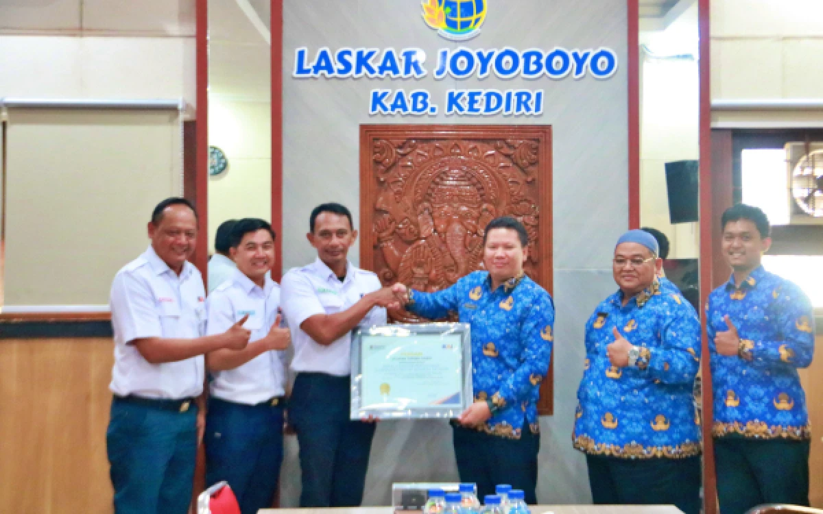 Thumbnail Berita - KAI Daop 7 Madiun Amankan Aset Perusahaan Senilai Rp52,2 Miliar, Terima 23 Sertipikat Elektronik BPN Kabupaten Kediri