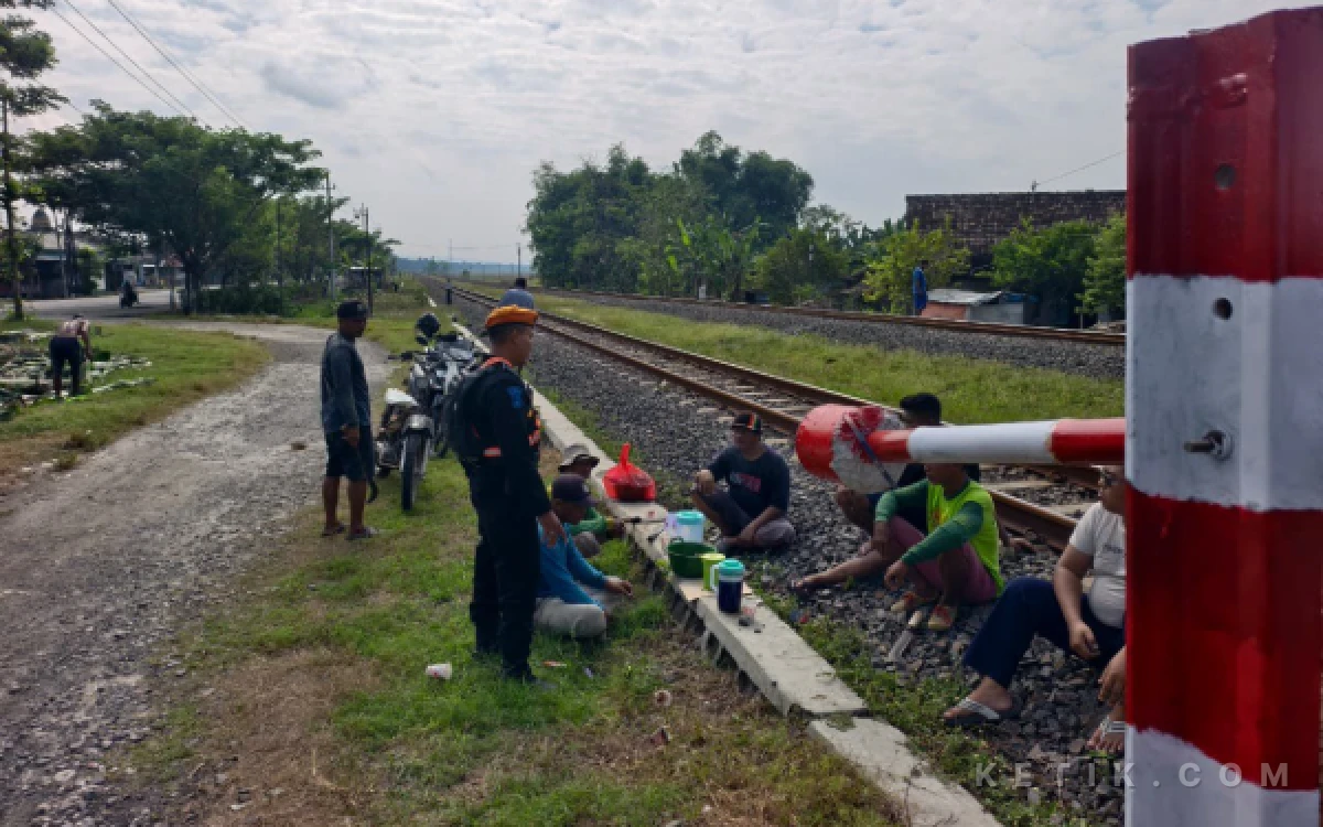 Thumbnail Berita - Musim Liburan Sekolah, KAI Daop 8 Surabaya Larang Keras Aktivitas Bermain dan Berswafoto di Sepanjang Jalur Kereta Api