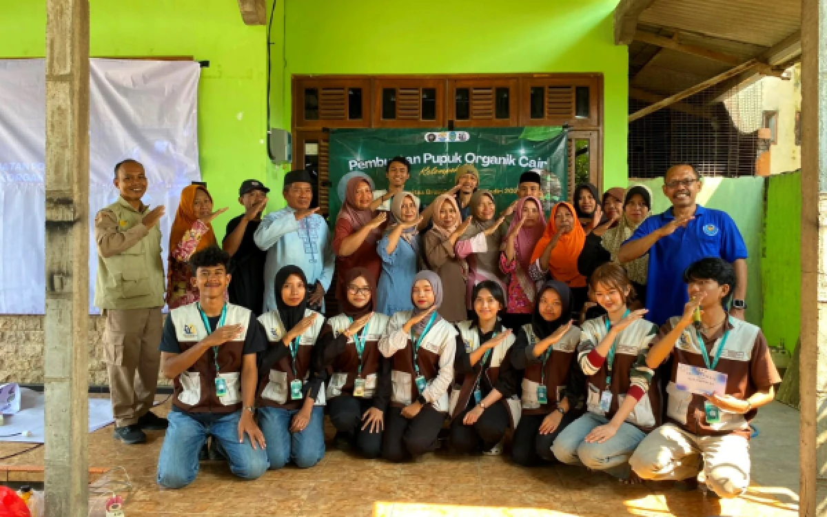 Thumbnail Berita - Mahasiswa KKN PSDKU UB Kediri Kelompok 14 Edukasi Warga Desa Betet Olah Daun Singkong Jadi Pupuk Organik Cair