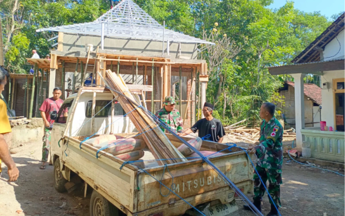 Thumbnail Berita - Dukungan Material Terus Mengalir, Pembangunan Musala TMMD ke-128 Kodim 0820 Probolinggo di Desa Brabe Kian Dipercepat