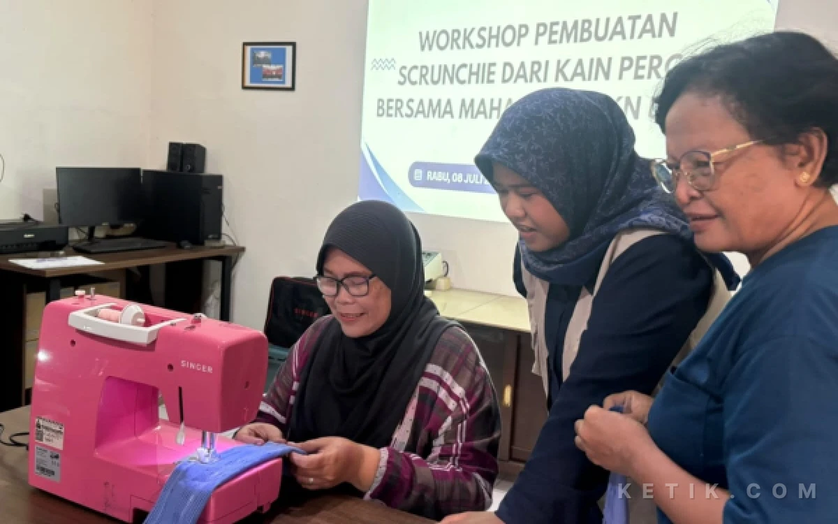 Thumbnail Berita - Limbah Kain Perca Disulap Jadi Scrunchie, Mahasiswa KKN UINSA Berdayakan Warga Darmo
