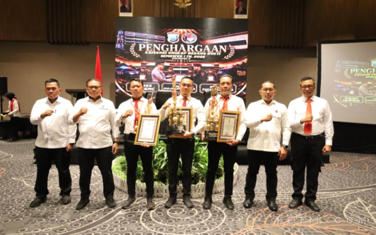 Foto Satresnarkoba Polres Sampang saat menerima penghargaan (Foto: Mat Jusi/Ketik.com)