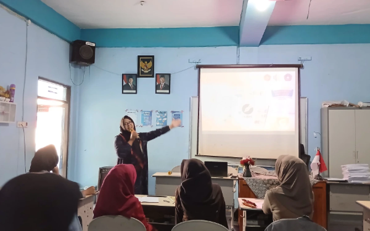 Thumbnail Berita - Dosen UIN Malang Bekali Ilmu Penulisan Cerpen Kepada OSIM MTs Islamiyah Wongsorejo Banyuwangi