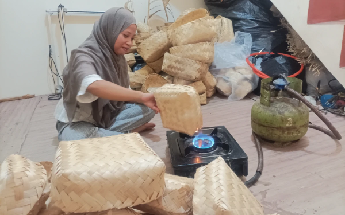 Thumbnail Berita - Jelang Iduladha, Perajin Besek Bambu di Kota Malang Kebanjiran Pesanan