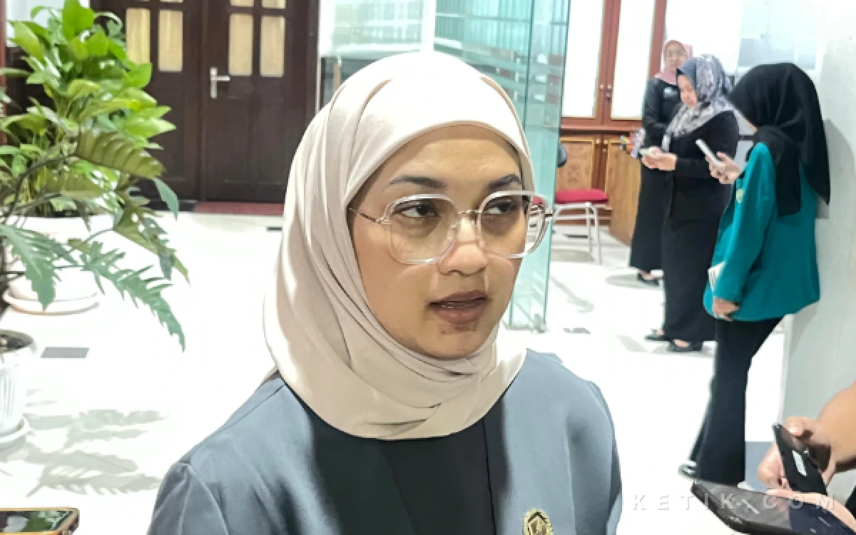 Foto Amithya menjelaskan menemukan aduan dari masyarakat yang status kepesertaan BPJS non-aktif. (Foto: Lutfia/Ketik.com)