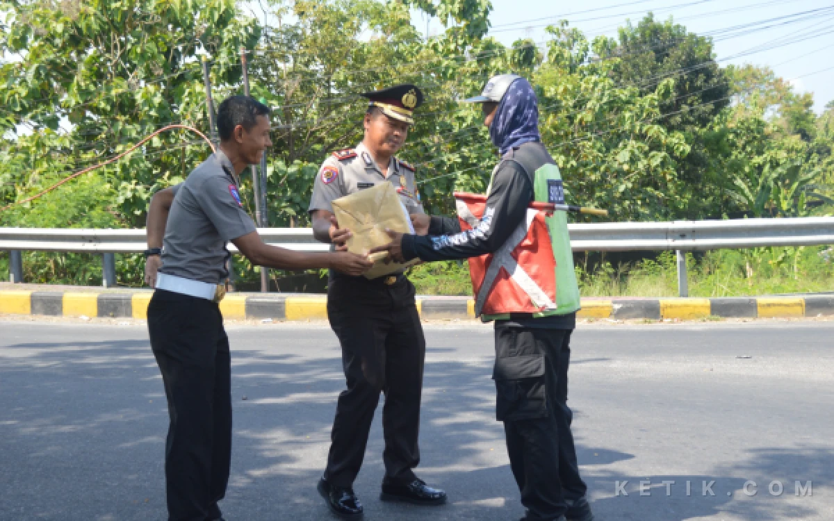 Thumbnail Berita - Satlantas Polres Madiun Kota Salurkan Bansos untuk Pengemudi Ojol dan Lansia