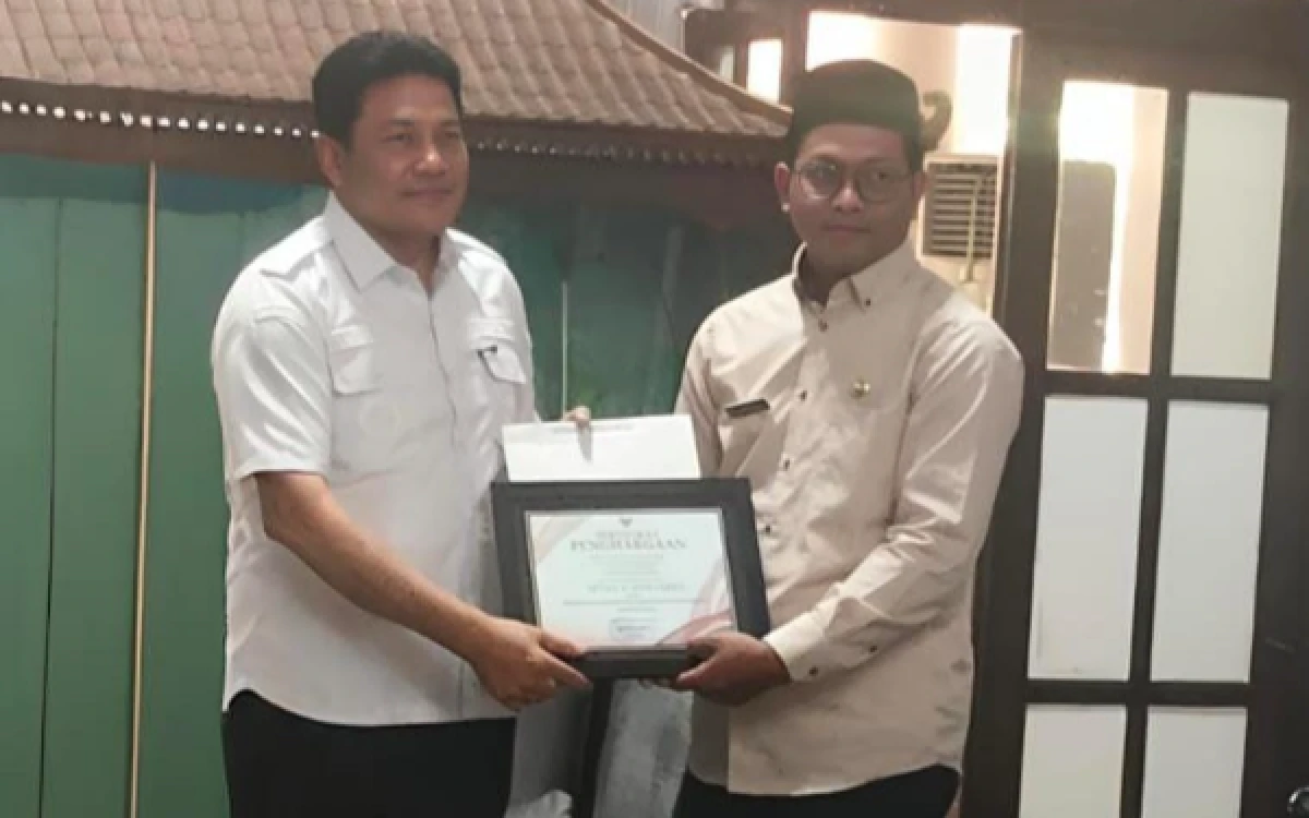 Thumbnail Berita - Bupati Subandi Serahkan Penghargaan Sekolah Adiwiyata, MTsN 2 Sidoarjo Perkuat Komitmen Lingkungan