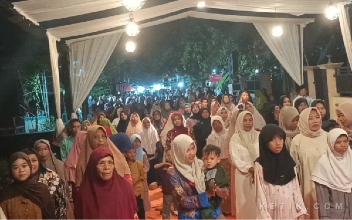 Foto Ribuan Pengunjung Memadati Area Acara Santunan Anak Yatim dan Pagelaran Wayang Santri (Foto: Slam/ketik)