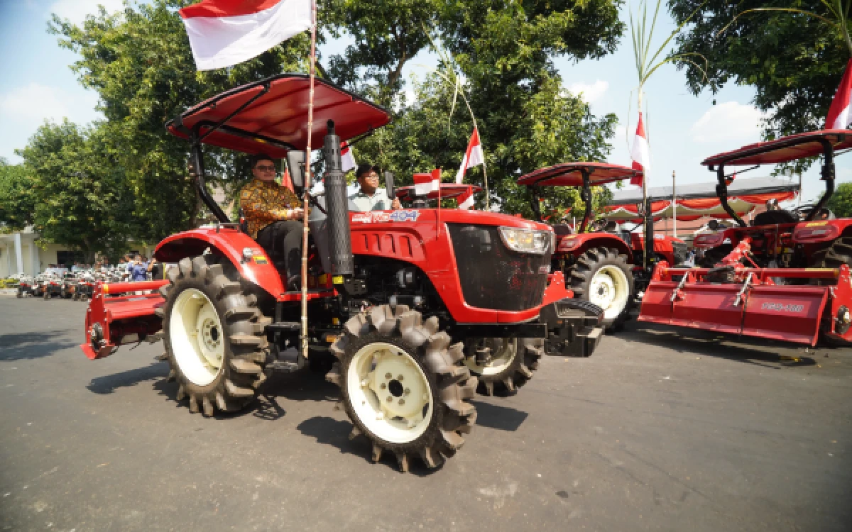 Thumbnail Berita - Mas Dhito Salurkan 216 Alsintan, Siapkan 532 Sumur untuk Hadapi Kemarau Panjang di Kediri