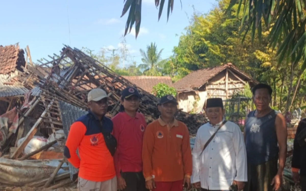 Thumbnail Berita - Dua Rumah Warga Ellak Laok Sumenep Roboh Diterjang Angin Kencang