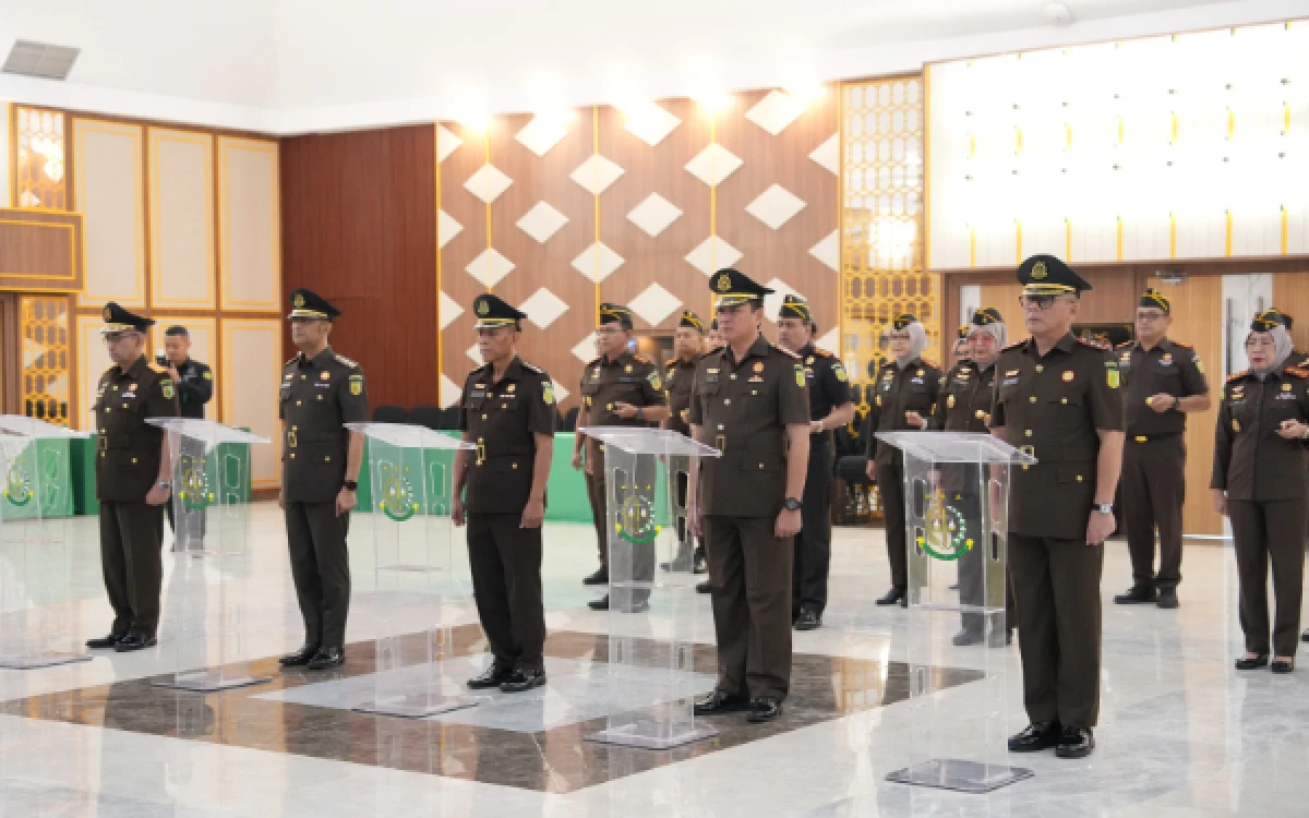 Foto Sejumlah pejabat di lingkungan Kejaksaan Tinggi (Kejati) Sumatera Selatan mengikuti prosesi pelantikan dan pengambilan sumpah jabatan yang dipimpin langsung Kajati Sumsel Nurcahyo J.M., S.H., M.H., di Aula Kejati Sumsel, Jumat 14 Agustus 2026. (Foto: Penkum Kejati Sumsel)