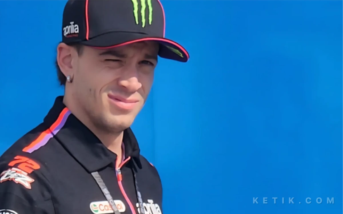 Foto Pembalap asal tim Aprilia Racing Marco Bezzecchi berjalan santai di sekitar paddock Sirkuit Mandalika pada Kamis, 8 Oktober 2026. (Foto: Fiqih Arfani/Ketik.com)