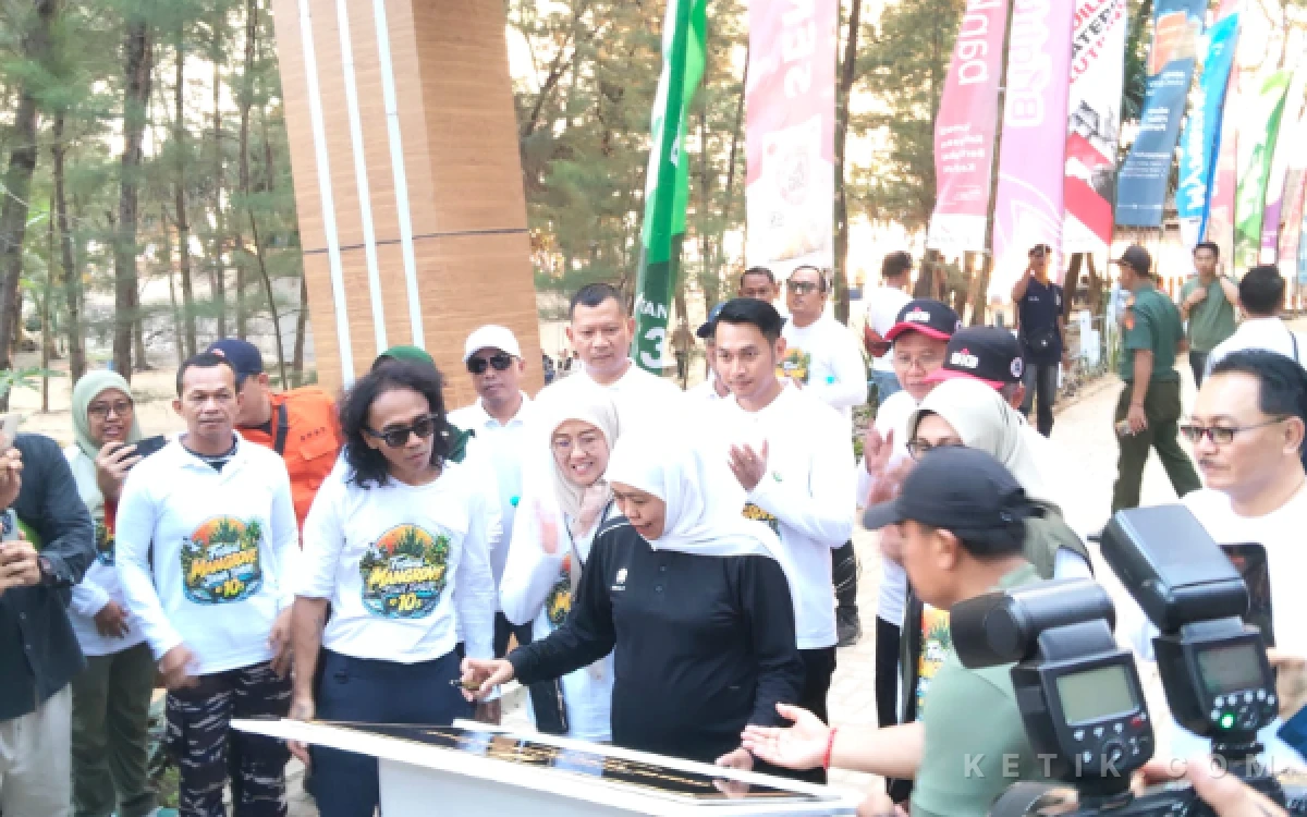 Foto Gubernur Jawa Timur Khofifah Indar Parawansa, didampingi Bupati Tuban Aditya Halindra Faridzky dan musisi Kaka Slank saat peresmian wisata alam pantai panduri, Rabu 29 Juli 2026 (Foto : Ahmad Istihar/Ketik com)
