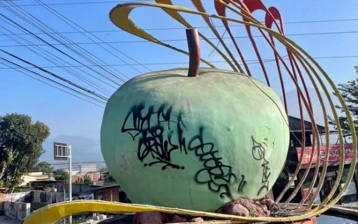 Thumbnail Berita - Ikon Apel Jadi Korban Vandalisme, DLH Kota Batu Resmi Lapor Polisi