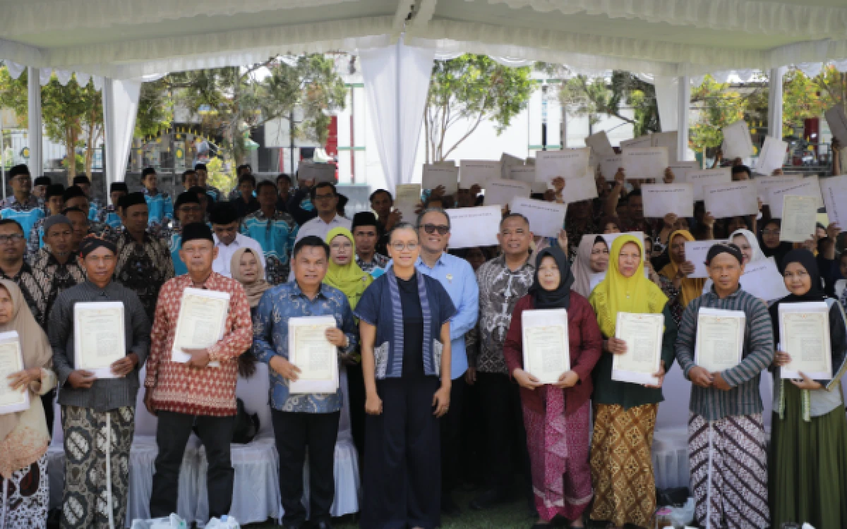 Foto GKR Mangkubumi dan jajaran pejabat Pemkab Sleman berfoto bersama perwakilan warga yang telah menerima Serat Kekancingan. (Foto: Pemkab Sleman for Ketik.com)