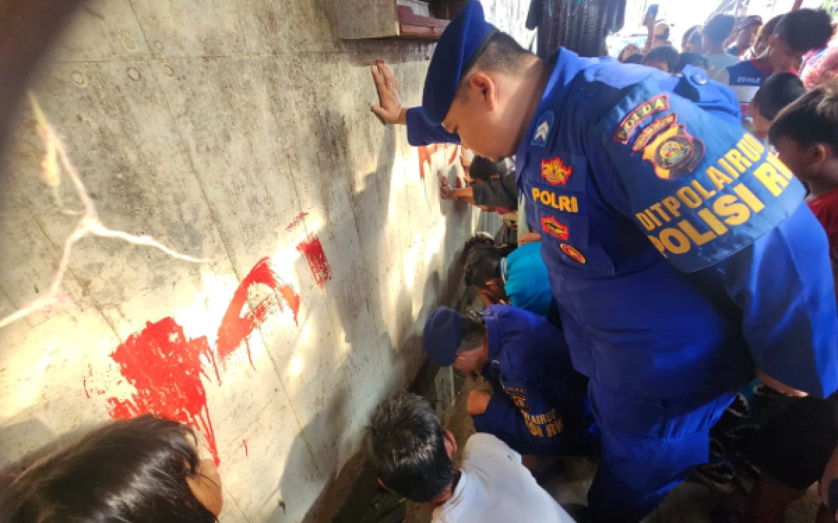 Foto tim gabungan  saat mengevakuasi seekor paus yang terdampar di bawah rumah panggung milik warga di kawasan pesisir Kampung Yunan, Desa Sungsang IV, Kecamatan Banyuasin, Kamis 2 Juni 2026. (Foto : Yola/Ketik.com)