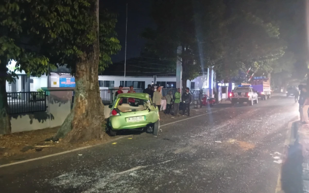 Thumbnail Berita - Nekat Salip dari Kiri, Honda Brio Terpental lalu Dihantam Truk Fuso di Rampal Malang