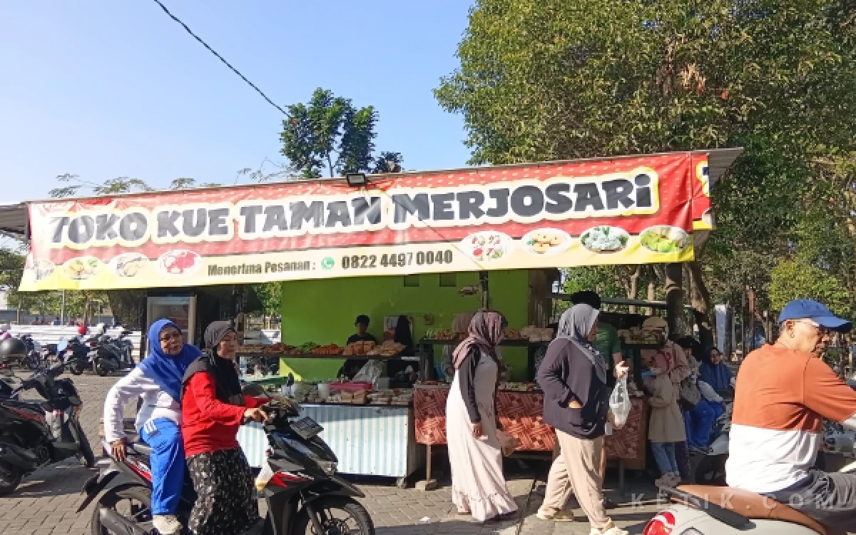 Thumbnail Berita - Lapak Kue Pagi Bu Enggal di Taman Merjosari Sukses Rangkul Ratusan UMKM, Dagangan Selalu Ludes