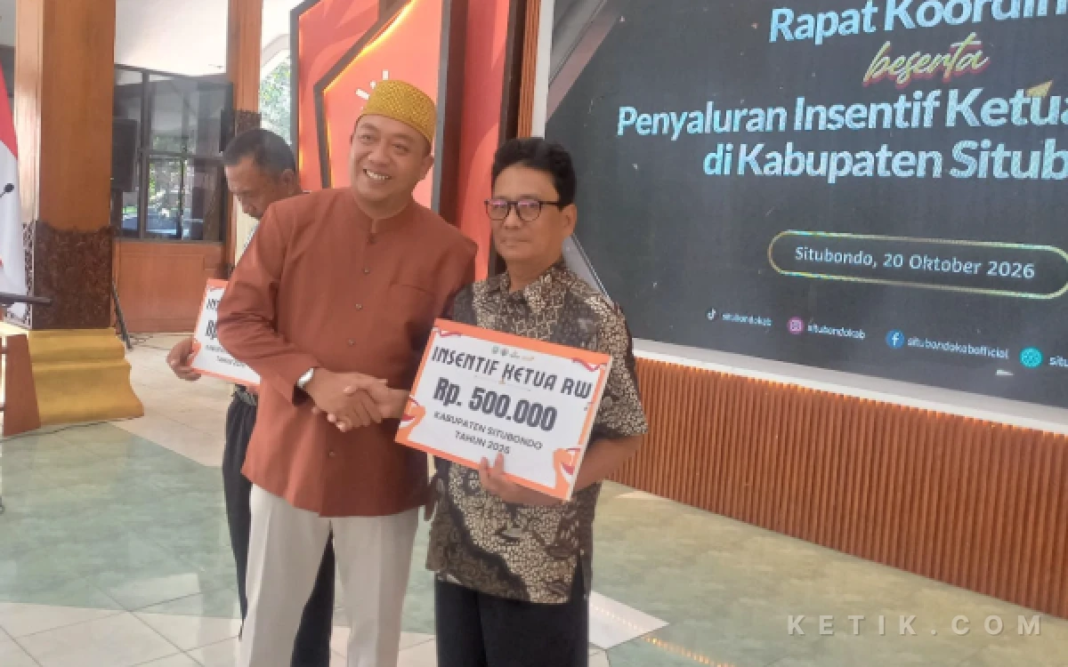 Thumbnail Berita - Bupati Situbondo Serahkan Insentif RT dan RW
