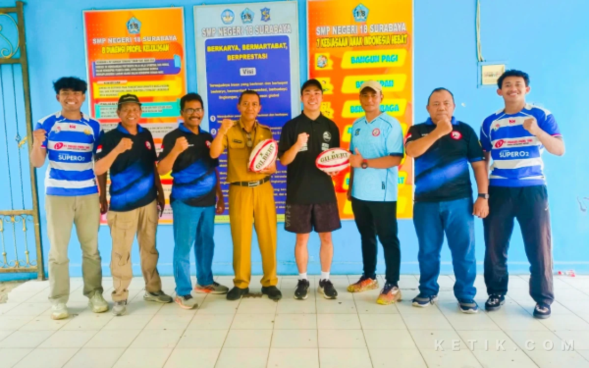 Foto Hiromu Fujimoto dan Kepala Sekolah serta guru olahraga SMPN 18 (pegang bola Rugby)  bersama pengurus Prui Surabaya, Mahasiswa Unesa. (Foto : Humas Prui Surabaya for ketik.com)