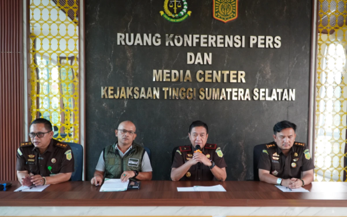Foto Kejati Sumsel melaksanakan penyerahan tersangka dan barang bukti (Tahap II) terhadap anggota DPRD Muara Enim aktif berinisial KT dan anaknya, RA, Senin 15 Juni 2026. (Foto: Penkum Kejati Sumsel)