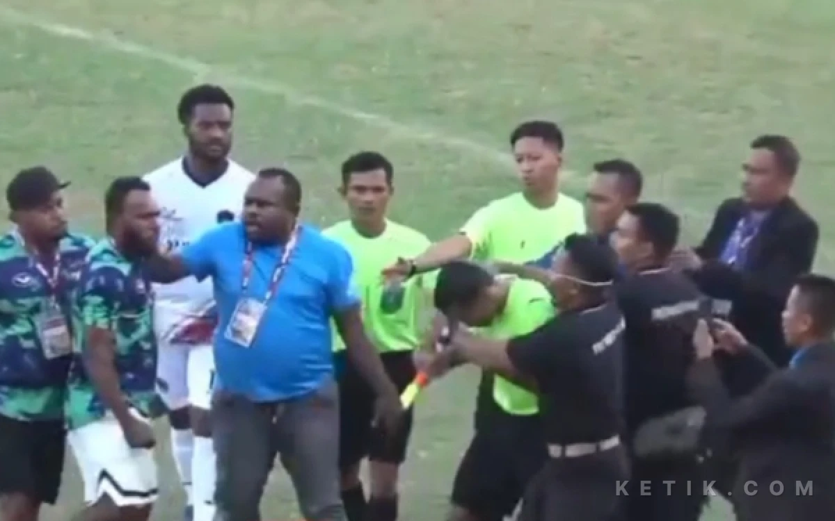 Thumbnail Berita - Laga Sengit Berujung Ricuh, Wasit Soekarno Cup Dipukul Official di SGB