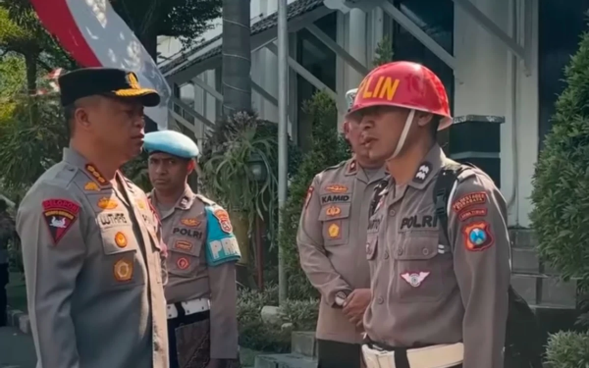 Thumbnail Berita - Korban Pungli Tolak Ganti Rugi, Kapolrestabes Surabaya Tindak Tegas Oknum Anggotanya