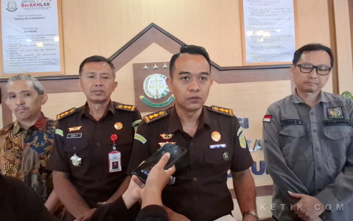 Foto Kasi Penkum Kejati DIY, Langgeng Prabowo, didampingi Kasi Pidum Kejari Kota Yogyakarta, Sigit Kristiyanto memberikan keterangan pers terkait keberhasilan pengamanan buronan Daftar Pencarian Orang (DPO) perkara perzinahan yang buron sejak 2016, Frangki Mokoginta. (Foto: Fajar R/Ketik.com)