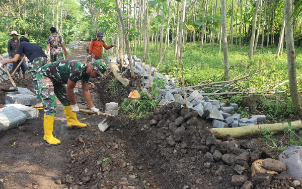 Thumbnail Berita - TMMD ke-128 Kodim 0820 Probolinggo Kebut Bagesting Pavingisasi 600 Meter di Maron