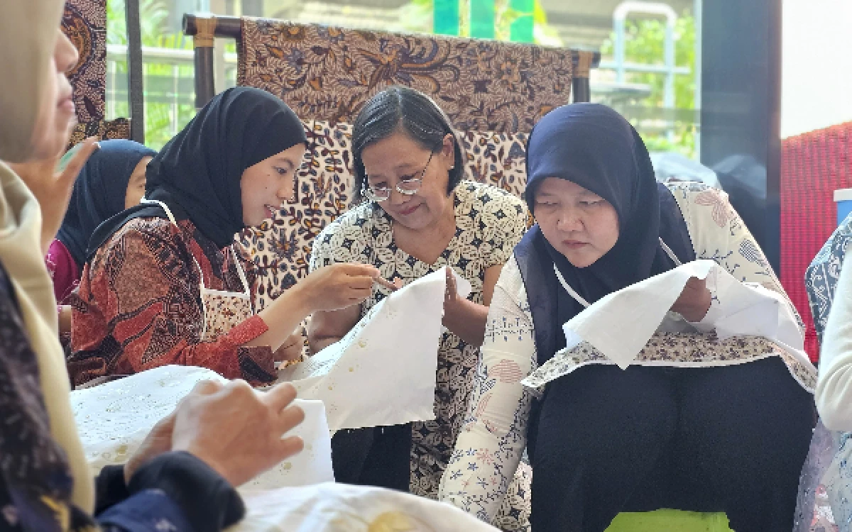 Thumbnail Berita - Naik Kereta Sambil Belajar Batik, KAI Daop 8 Ajak Penumpang Coba Langsung Mencanting
