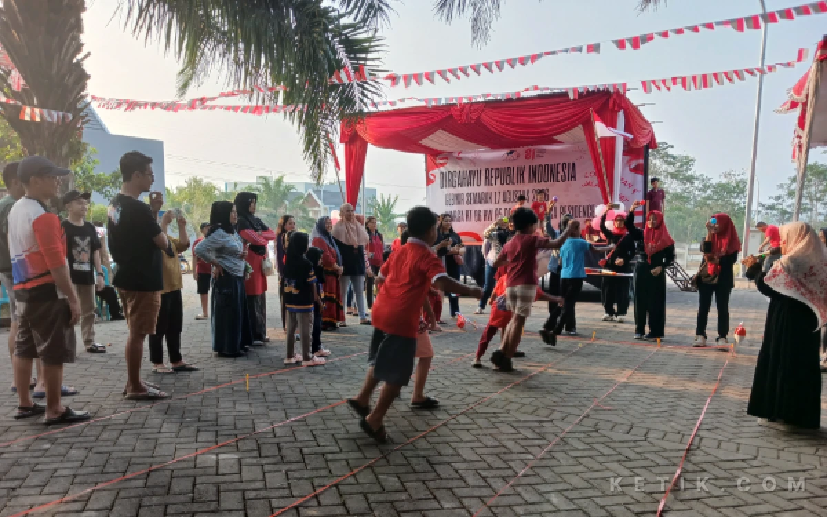 Foto Saat anak-anak mengikuti lomba 17 Agustus di Perumahan De Casablanca Residence, RT 06, RW 05, Kelurahan Cemorokandang, Kecamatan Kedungkandang, Kota Malang. (Foto: Hanif/Ketik.com)